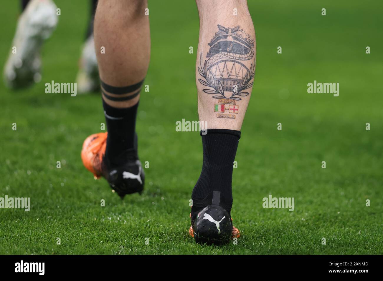 Turin, Italie, le 3rd avril 2022. Un tatouage sur le mollet d'Alessandro Bastoni du FC Internazionale portant une image du stade San Siro pour célébrer la victoire des Scudetto en 2021 et le stade Wembley pour célébrer le titre de EURO2020 en 2021during l'échauffement avant le match de Serie A à l'Allianz Stadium, Turin. Crédit photo à lire: Jonathan Moscrop / Sportimage crédit: Sportimage / Alay Live News Banque D'Images