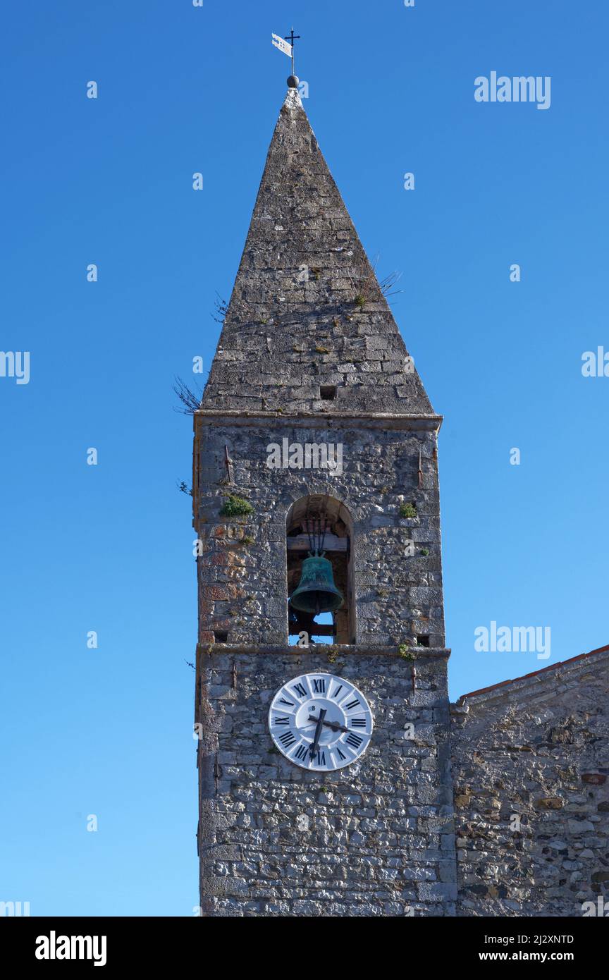 La Tour-sur-Tinée (sud-est de la France) : clocher de l'église Saint-Martin (Saint Martin). Le bâtiment a été enregistré comme un site historique national Banque D'Images