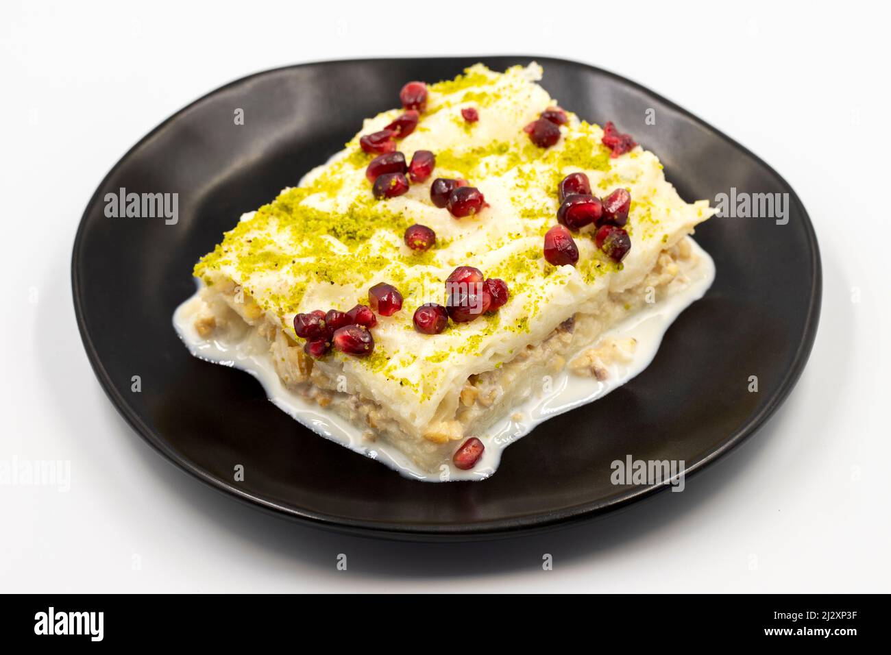 Dessert Gullac (dessert au lait) isolé sur fond blanc. Dessert turc traditionnel. Gros plan Banque D'Images