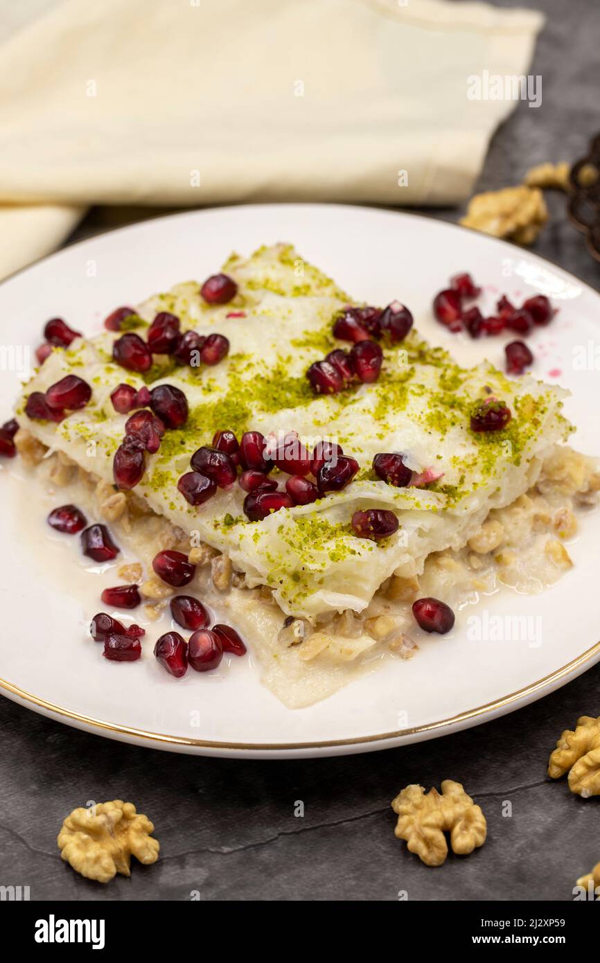 Dessert Gullac (dessert au lait) sur fond sombre. Dessert turc traditionnel. Gros plan Banque D'Images