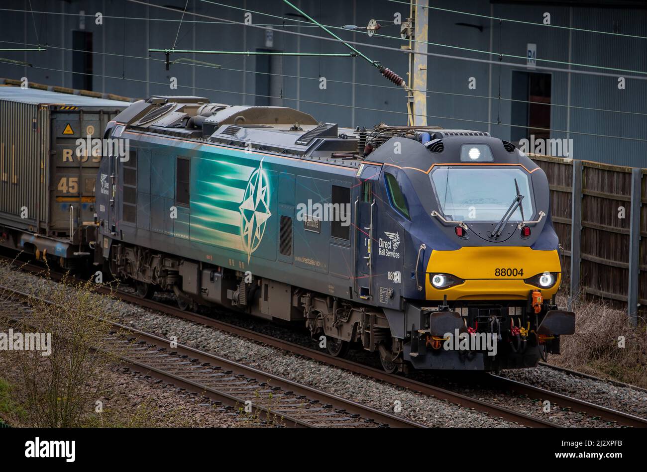 Services ferroviaires directs classe 88 - 88004 'Pandora' arrivant à DIRFT de Mossend - note ne fonctionnant pas à l'électricité. Banque D'Images