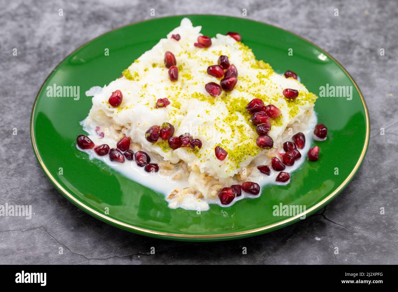 Dessert Gullac (dessert au lait) sur fond sombre. Dessert turc traditionnel. Gros plan Banque D'Images