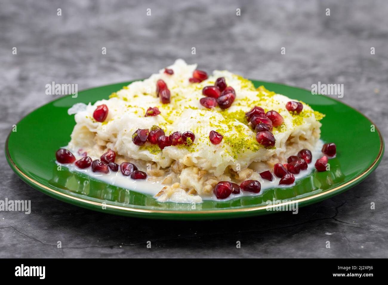 Dessert Gullac (dessert au lait) sur fond sombre. Dessert turc traditionnel. Gros plan Banque D'Images