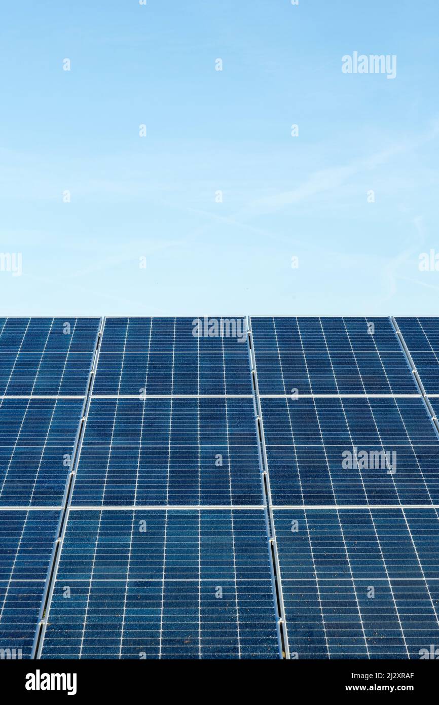 Installation d'une centrale solaire photovoltaïque à Lafitte-Vigordane (sud-ouest de la France) le 13 décembre 2021 Banque D'Images