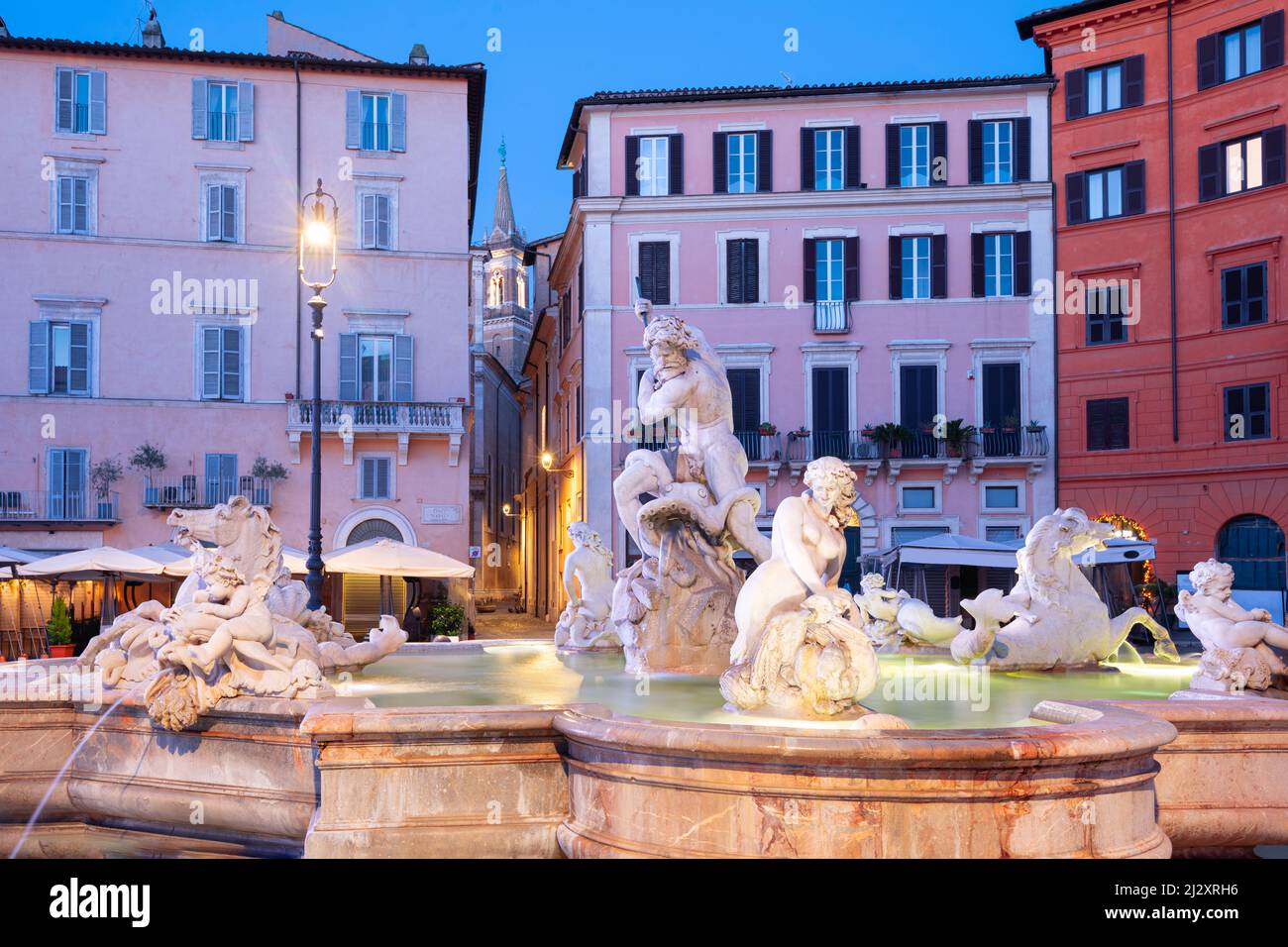 Fontaines sur la Piazza Navona à Rome, Italie au crépuscule. Banque D'Images