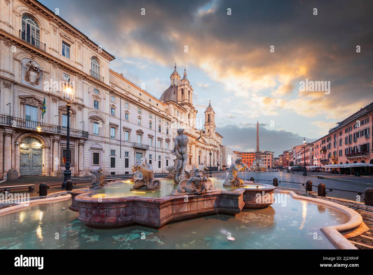 Fontaines sur la Piazza Navona à Rome, Italie au crépuscule. Banque D'Images
