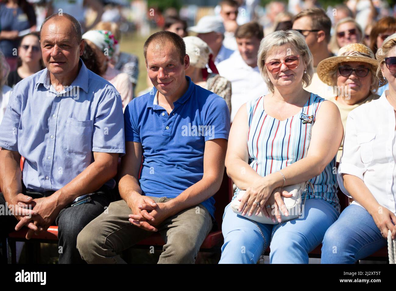 31 juillet 2021 Belarus, village Avtyuki. vacances dans le village. Un groupe de spectateurs lors d'un petit événement. Banque D'Images