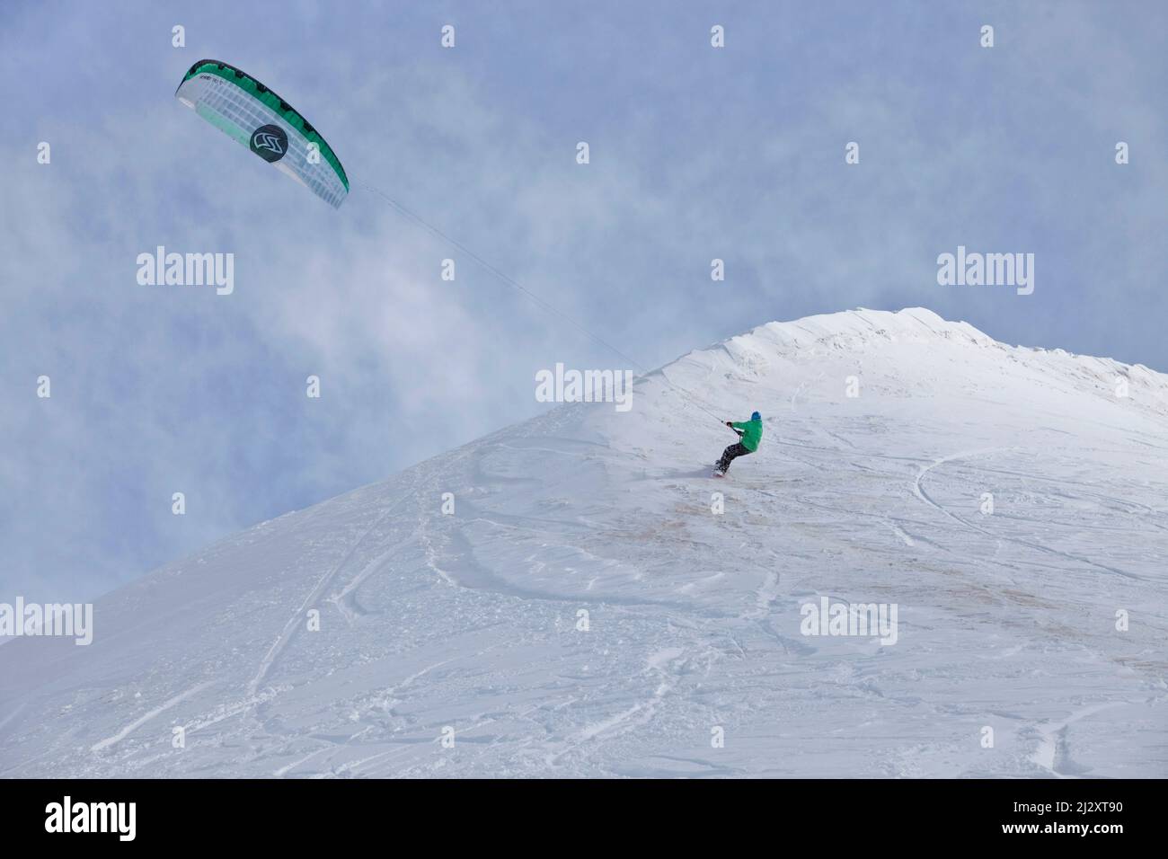 France, département des Hautes-Alpes (Alpes haute-France), Col de Lautaret : chasse à la neige, sport d'hiver en plein air où les gens utilisent le pouvoir du cerf-volant pour glisser sur la neige Banque D'Images