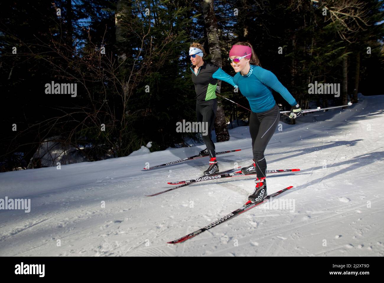 France, département Isère, Lans-en-Vercors (sud-est de la France) : ski de fond, homme et femme, entouré par le paysage enneigé du Vercor Banque D'Images