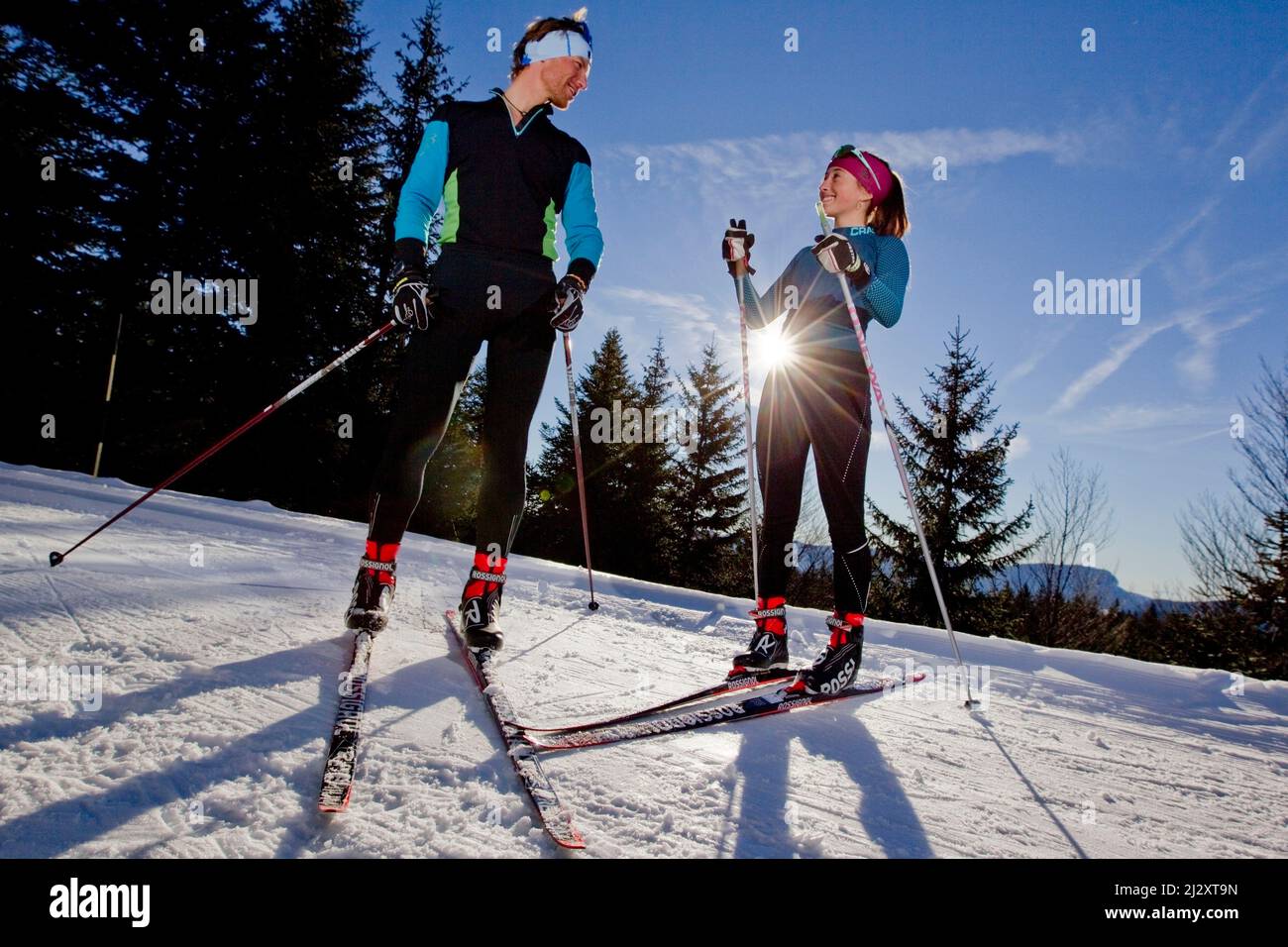 France, département Isère, Lans-en-Vercors (sud-est de la France) : ski de fond, homme et femme, entouré par le paysage enneigé du Vercor Banque D'Images