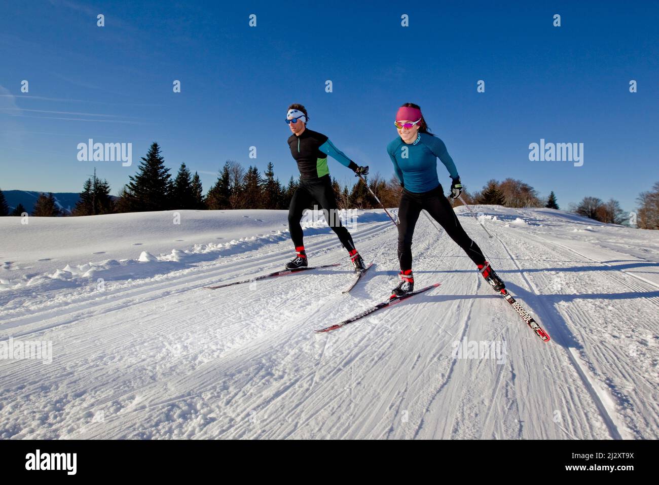 France, département Isère, Lans-en-Vercors (sud-est de la France) : ski de fond, homme et femme, entouré par le paysage enneigé du Vercor Banque D'Images