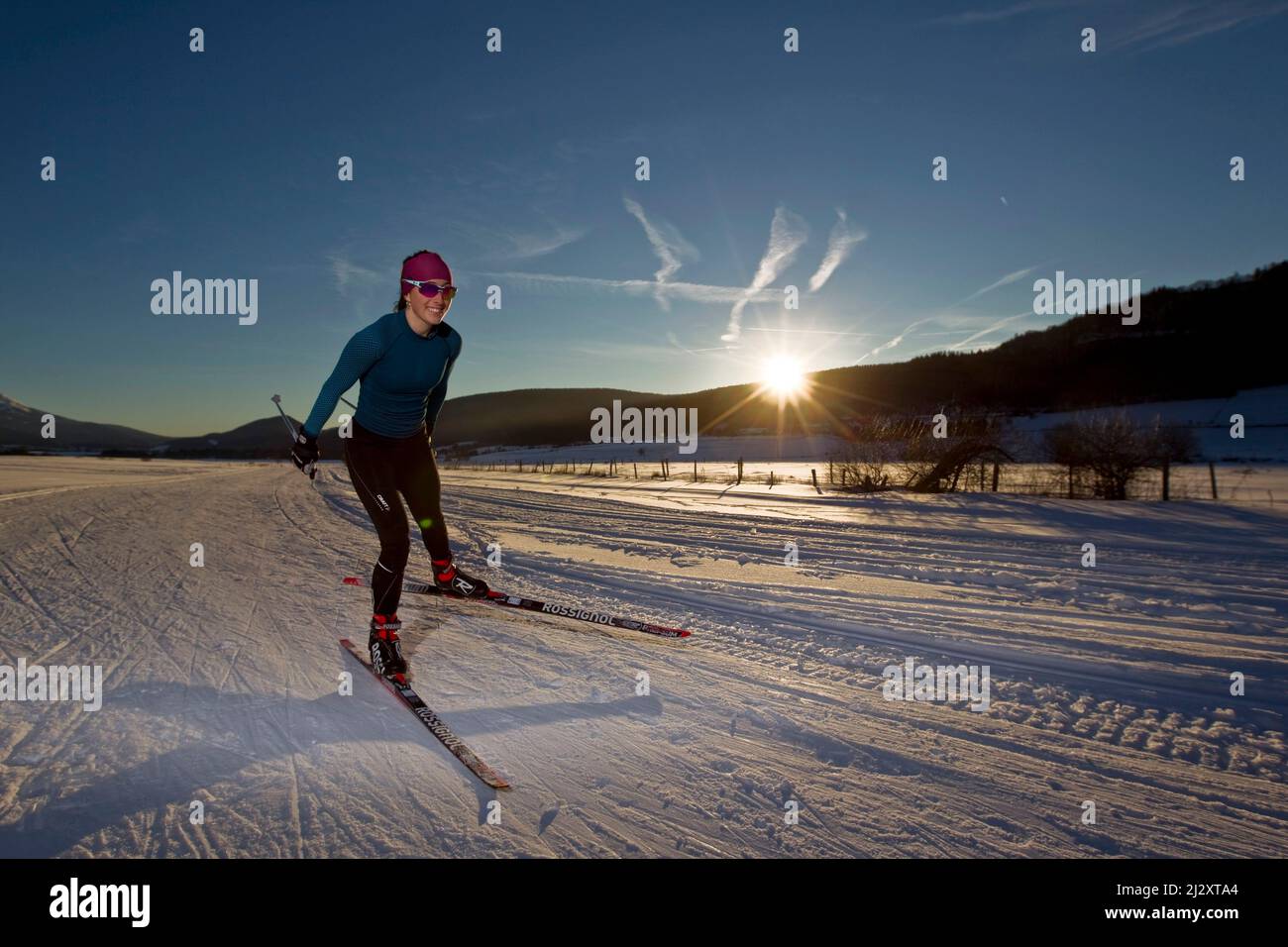 France, département de l'Isère, Lans-en-Vercors (sud-est de la France) : skieuse de fond, femme, seule, entourée par le paysage enneigé des Vercors Banque D'Images