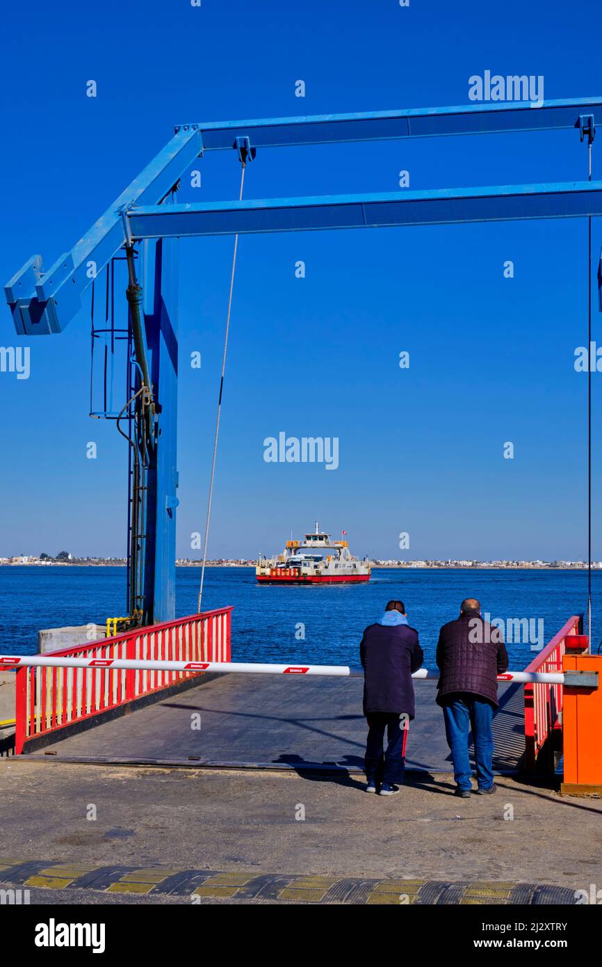 Tunisie, région sud, île de Djerba, El Jorf, ferry entre le continent et l'île de Djerba Banque D'Images