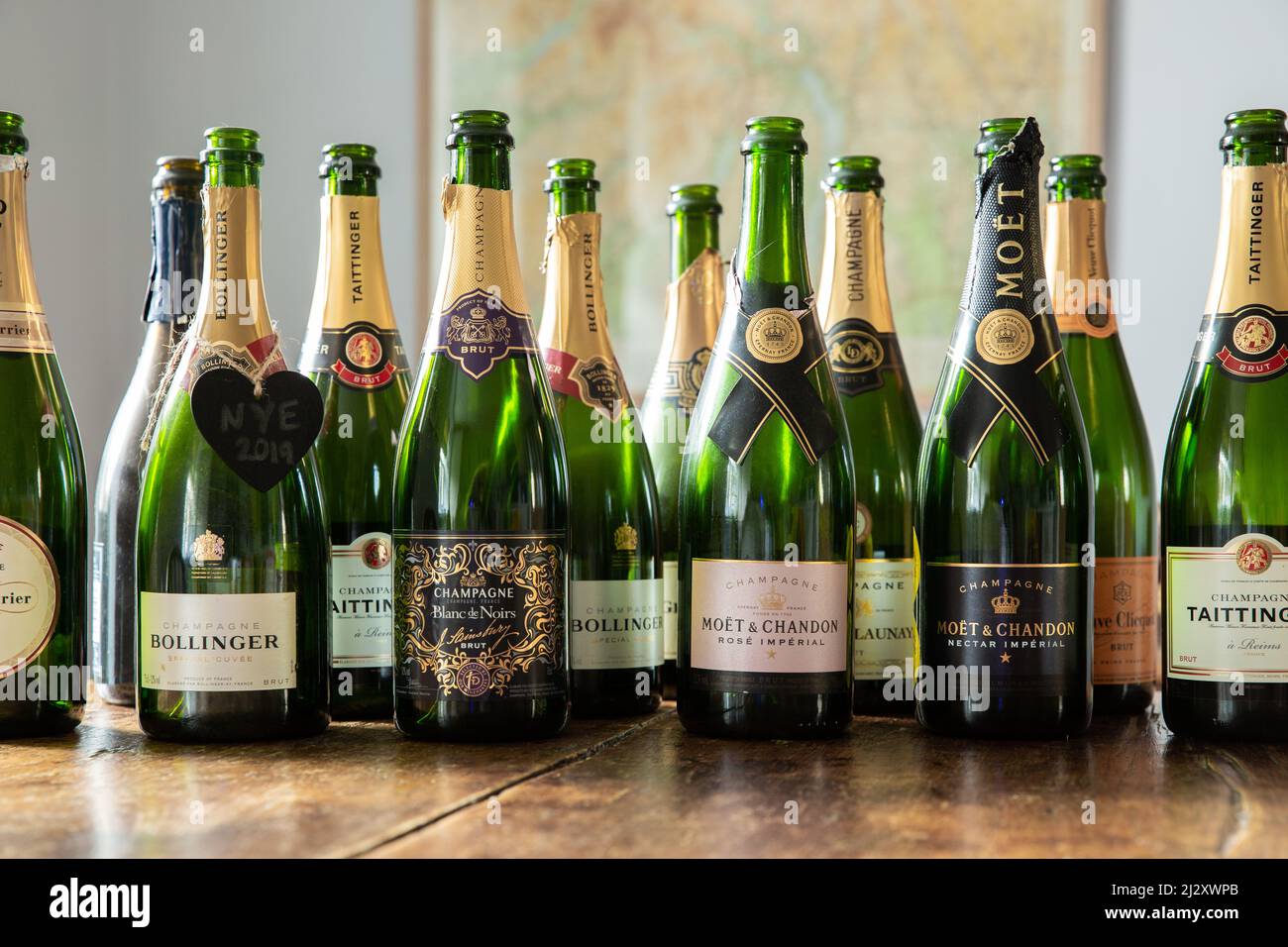Une rangée de bouteilles de champagne vertes vides provenant de différents vignobles et étiquettes Banque D'Images