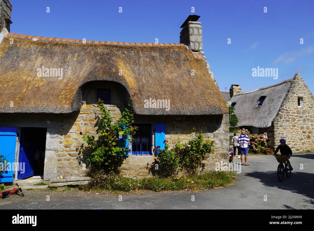 Nevez (Bretagne, nord-ouest de la France) : maisons traditionnelles bretonnes de chaume construites en granit et couvertes de roseaux, dans le village de Kerascoet datant Banque D'Images