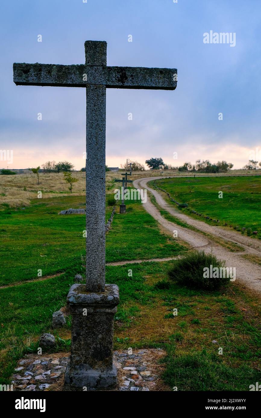 Gros plan d'une grande croix dans le chemin des croix à Garrovillas en Espagne d'Estrémadure à l'aube. Banque D'Images