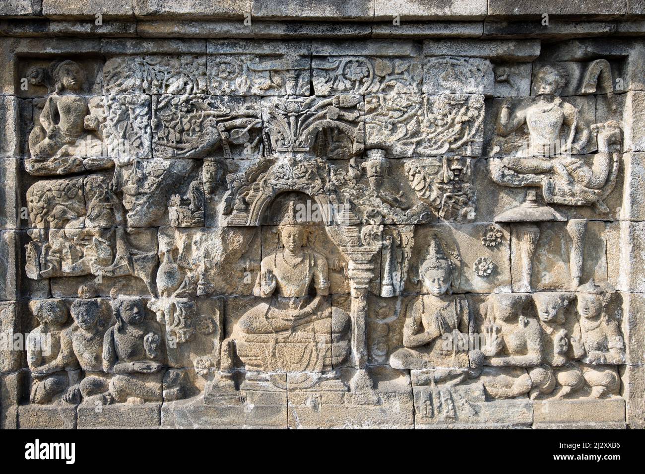 Détail du relief bouddhiste sculpté dans le temple de Borobudur - Java, Indonésie Banque D'Images