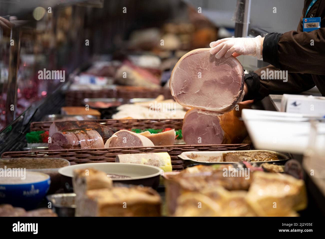 Supermarché Super U : jambon dans le département de charcuterie Banque D'Images