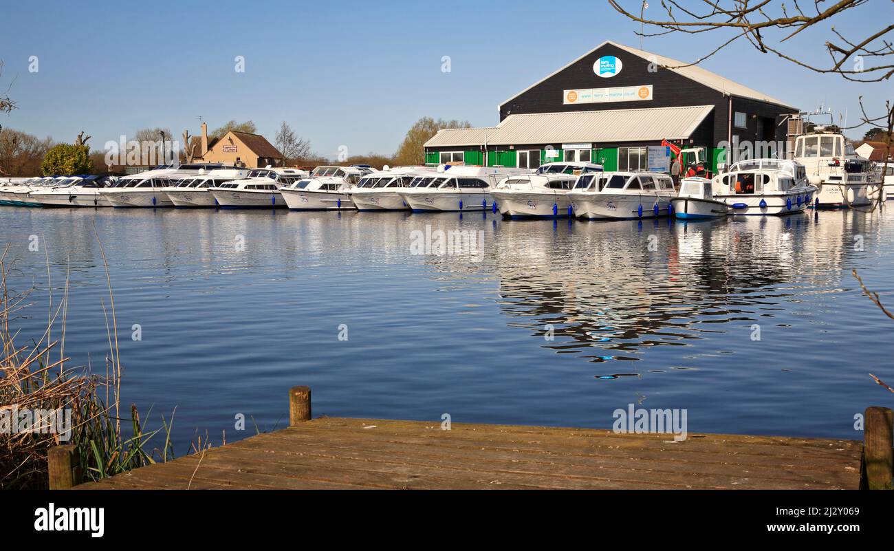 Vue sur le port de plaisance du Ferry sur la rivière Bure sur les Norfolk Broads en aval du Ferry Inn à Horning, Norfolk, Angleterre, Royaume-Uni. Banque D'Images