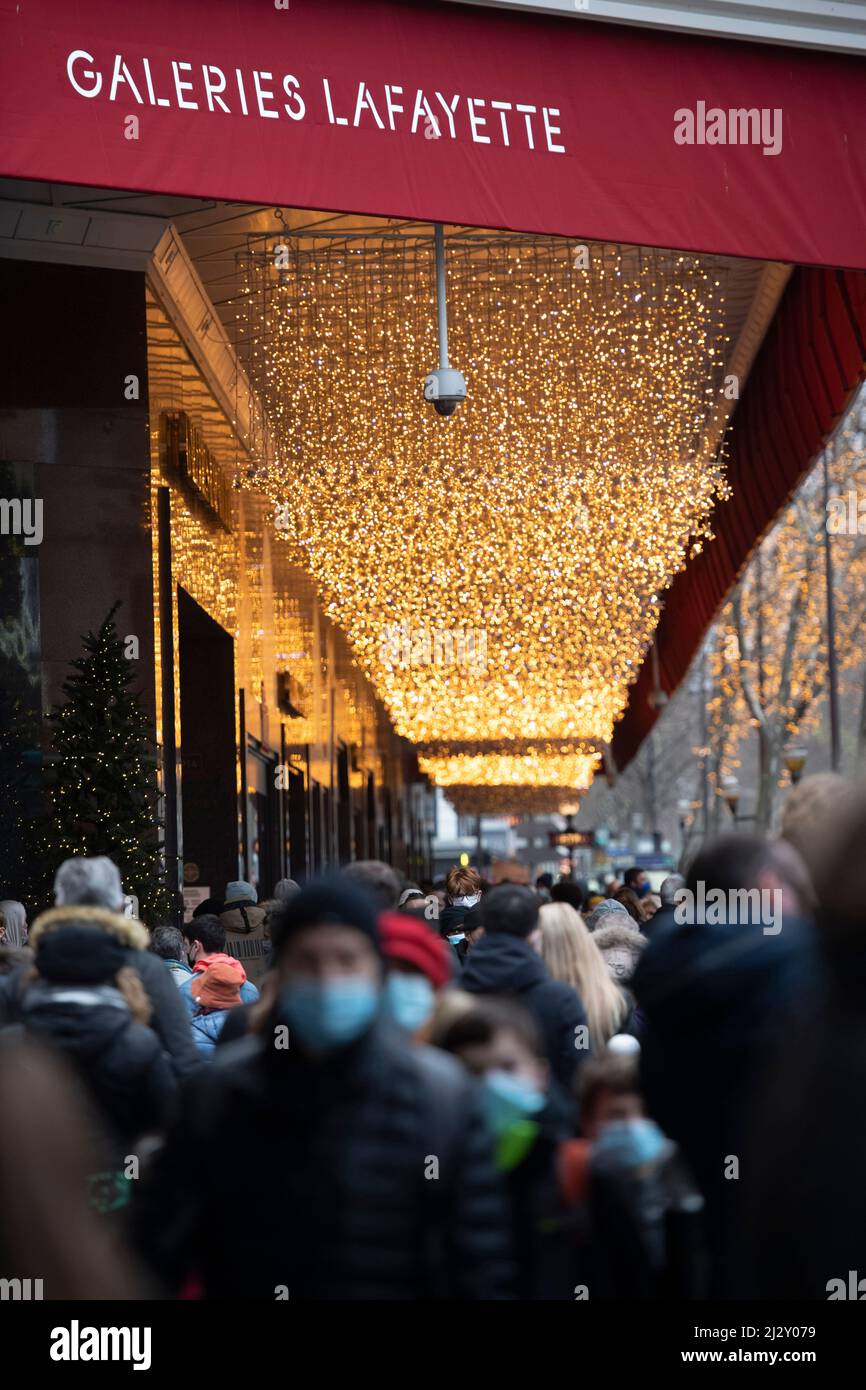 Paris (France) : foule devant le grand magasin des Galeries Lafayette, dans le 9th arrondissement (quartier), avant Noël Banque D'Images