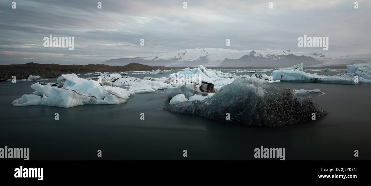 Longue exposition au lagon glaciaire au soleil de minuit, Islande Banque D'Images