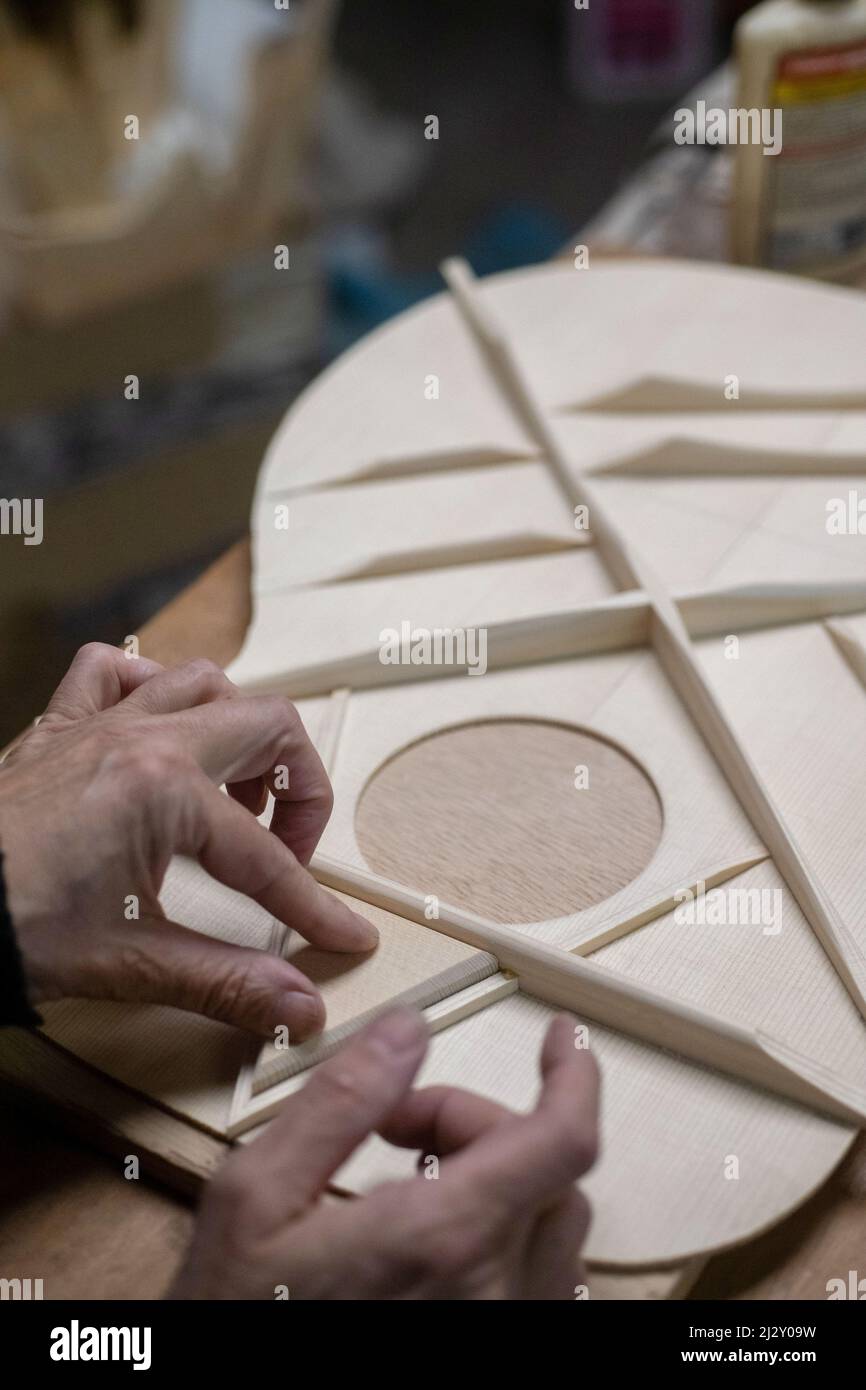 Dans l'atelier de Franck Cheval, luthier à Saint-Michel-sur-Savasse  (sud-est de la France). Fabrication de guitare dans l'atelier du fabricant  d'instruments à cordes FR Photo Stock - Alamy
