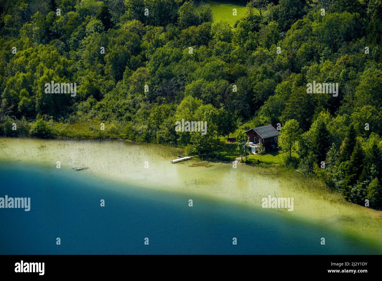 Lakescape, maison de lac solitaire, Lac d'Ilay, Champagnole, Jura, Bourgogne-Franche-Comté, région du Jura, France Banque D'Images