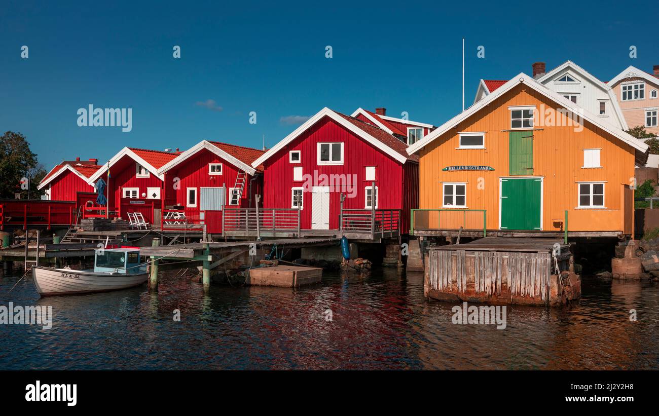 Des serres colorées sur la côte ouest de la Suède, le soleil dans la journée avec le ciel bleu Banque D'Images