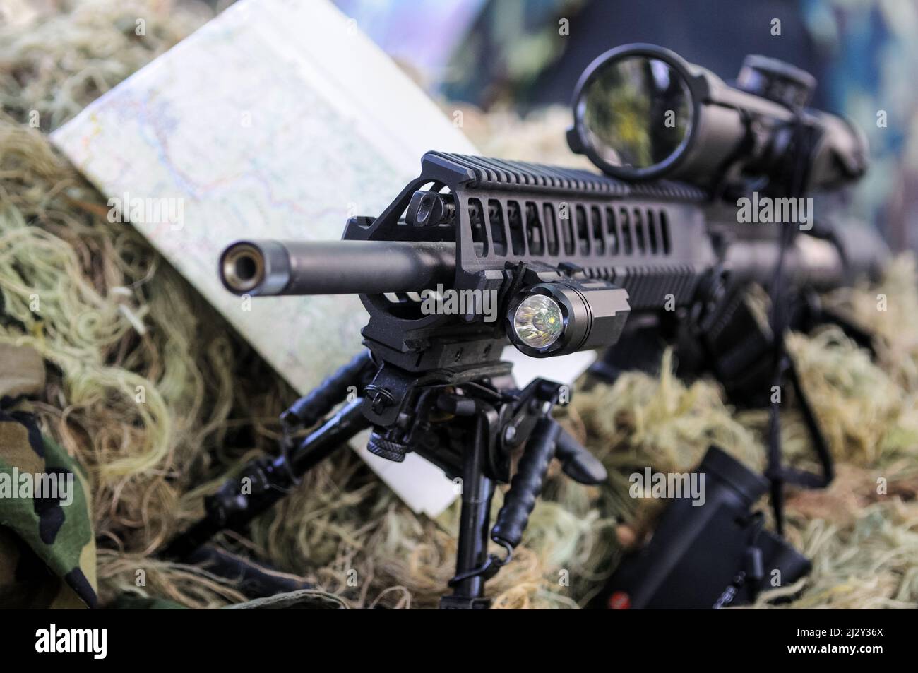 Gros plan d'un fusil de sniper sur une colline Banque D'Images