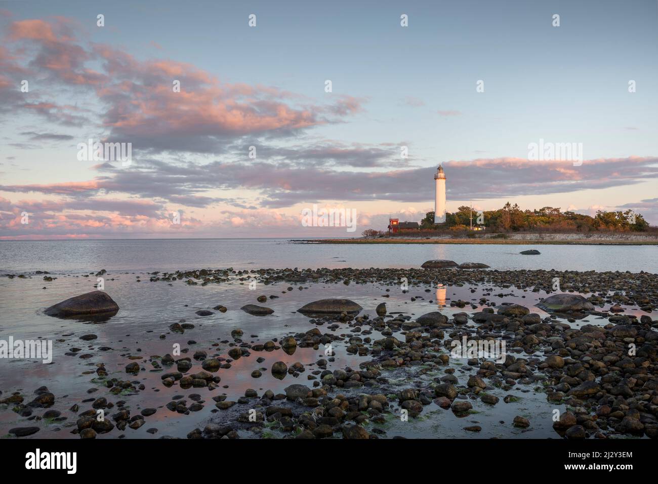 Leuchtturm Lange Erik mit réflexion im Wasser im Norden der Insel Öland im Osten von Schweden im Sonnenuntergang Banque D'Images