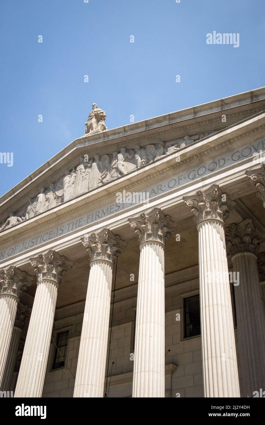 Palais de justice du comté de New York, New York, États-Unis. Vue à angle bas de la façade grécienne très ornée jusqu'au palais de justice du comté de NY dans le centre-ville de Manhattan. Banque D'Images