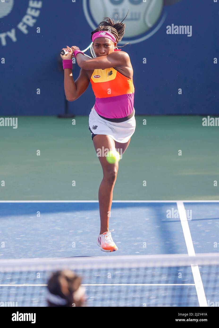 Le joueur américain de tennis Cori Gauff joue un coup de dos aux championnats de tennis de Dubaï 2022, Dubaï, Émirats arabes Unis. Banque D'Images