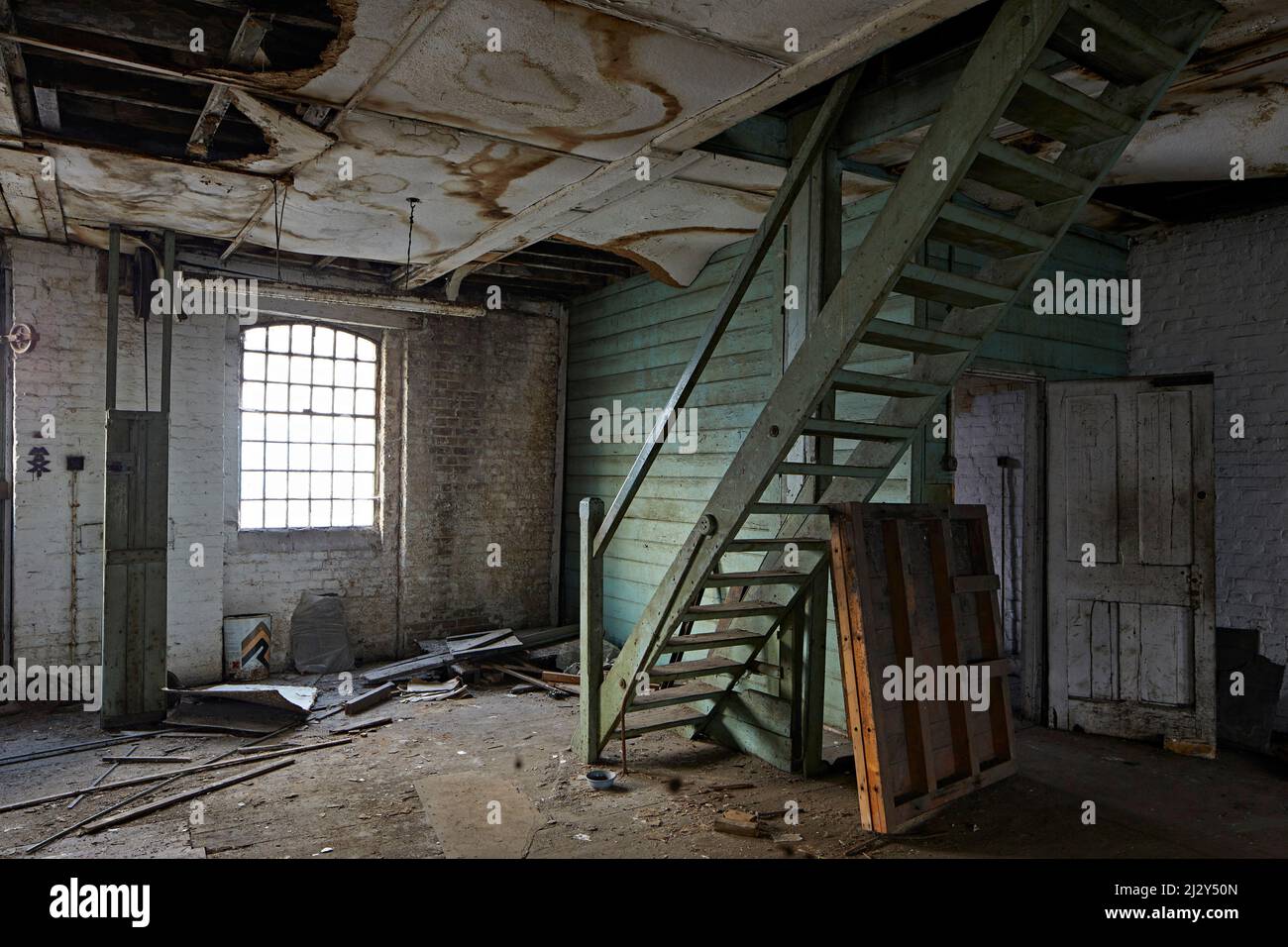 Intérieur délabeur avec escalier et ancienne fenêtre industrielle. 55 Great Suffolk Street, Londres, Royaume-Uni. Architecte: Hawkins Brown Architects LLP, 2 Banque D'Images