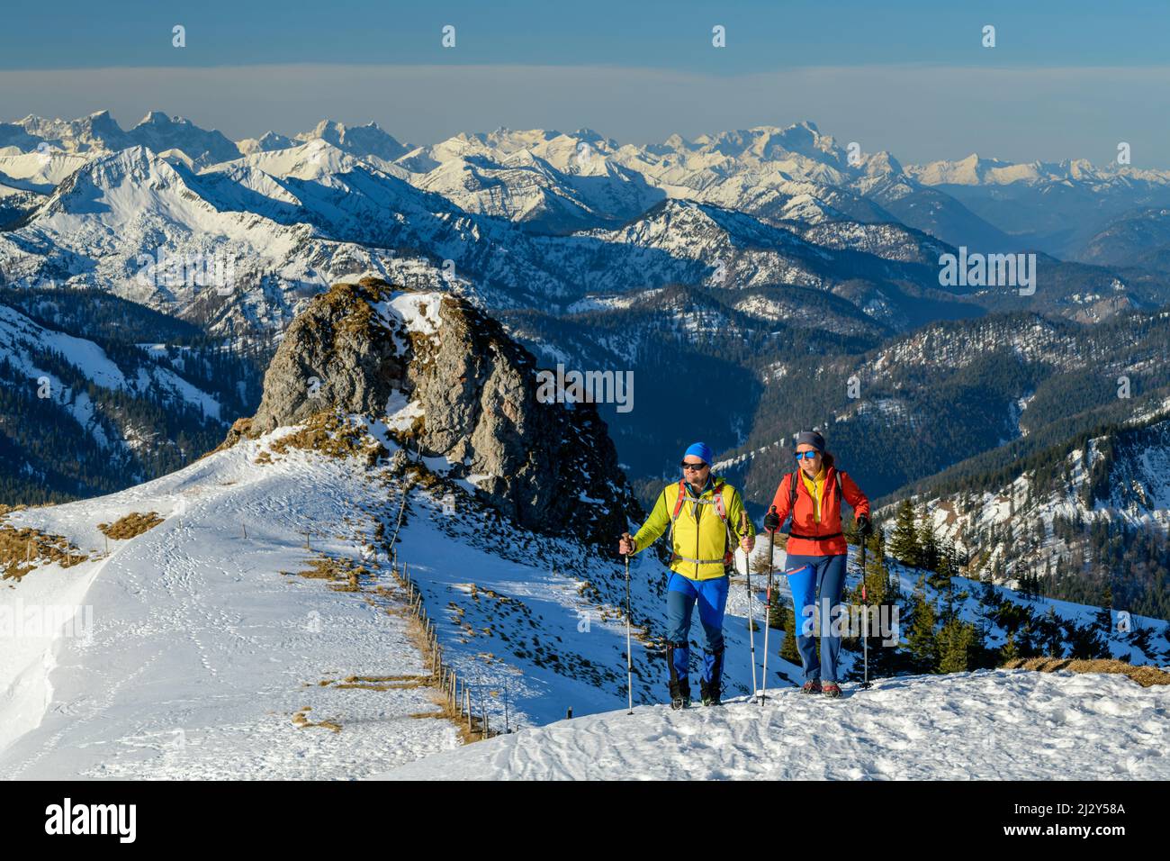Homme et femme en randonnée sur les pistes de neige à Rotwand, Alpes bavaroises, Karwendel et Wetterstein en arrière-plan, Rotwand, région de Spitzing, Alpes bavaroises, haute-Bavière, Bavière, Allemagne Banque D'Images