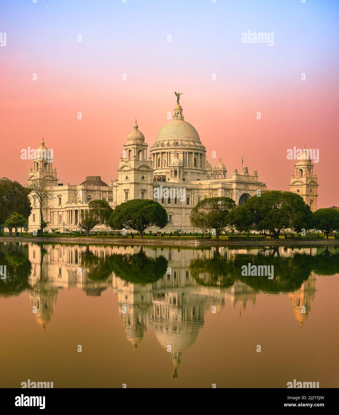 Vue sur le paysage du Victoria Memorial , un grand bâtiment en marbre dans le centre de Kolkata. La mise au point sélective est utilisée. Banque D'Images