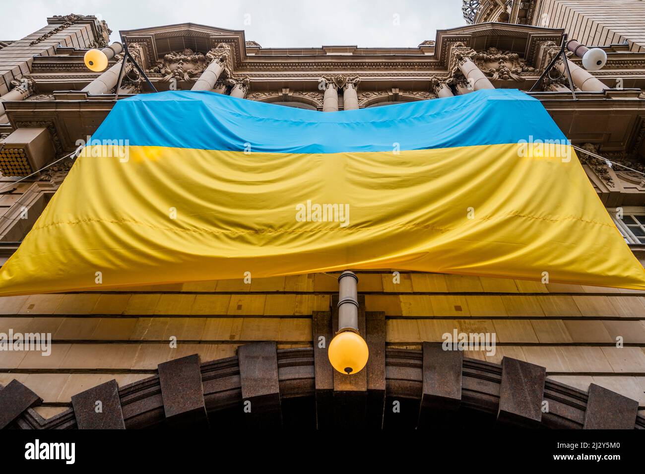 Londres, Royaume-Uni. 4th avril 2022. Le théâtre du London Coliseum de St Martin Lane, Westminster, montre son soutien à l'Ukraine en drageant un énorme drapeau bleu et jaune sur sa façade. Tous espèrent que Poutine arrête la guerre et l'invasion de l'Ukraine. Crédit : Guy Bell/Alay Live News Banque D'Images