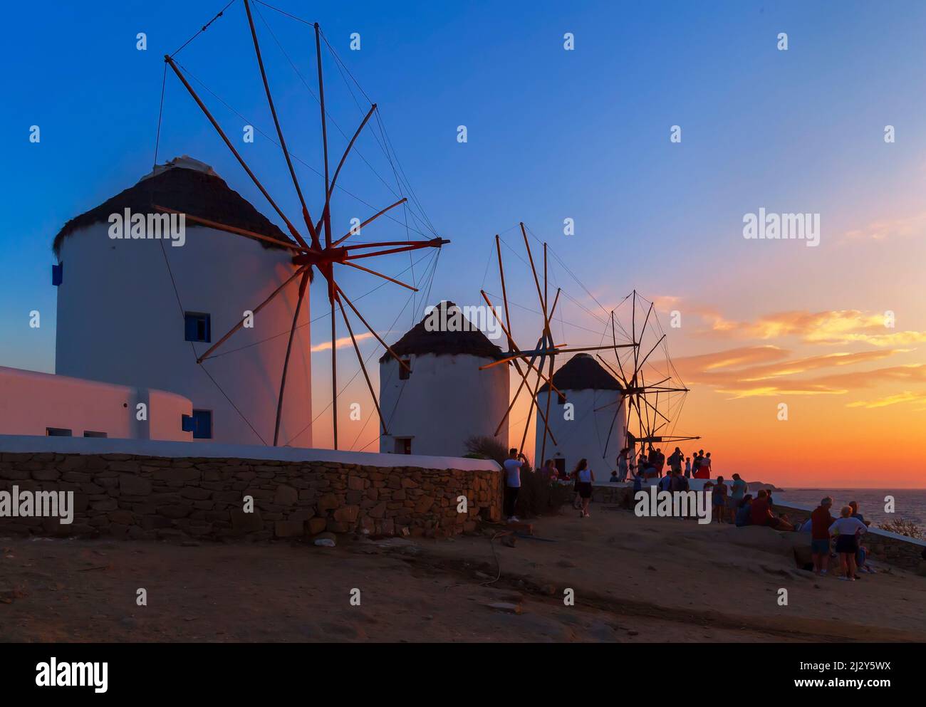 Moulins à vent Kato Mili au coucher du soleil, ville de Mykonos, Mykonos, Cyclades, Grèce Banque D'Images