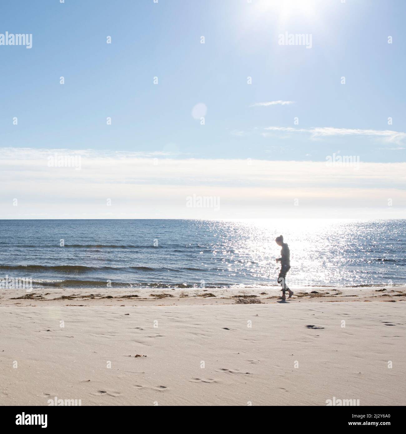 Frau spaziert am Lyckesand Strand auf der Insel Öland im Osten von Schweden BEI sonne und blauem Himmel Banque D'Images
