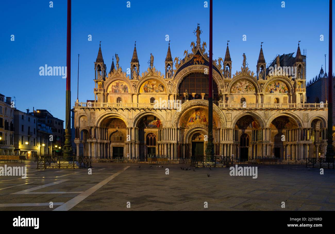 Place Saint-Marc, Piazza San Marco avec basilique Saint-Marc, Venise, Italie, Europe Banque D'Images