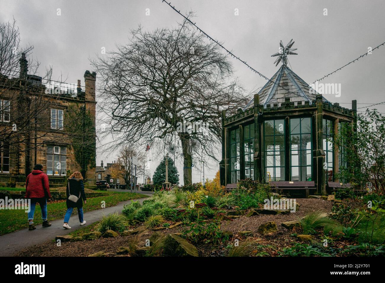 Le centre du village de Burley-in-Wharfedale est doté d'un ancien bâtiment en pierre du Yorkshire, le Grange, et d'un bâtiment classé, le Round House. West Yorkshire, Royaume-Uni. Yor Ouest Banque D'Images