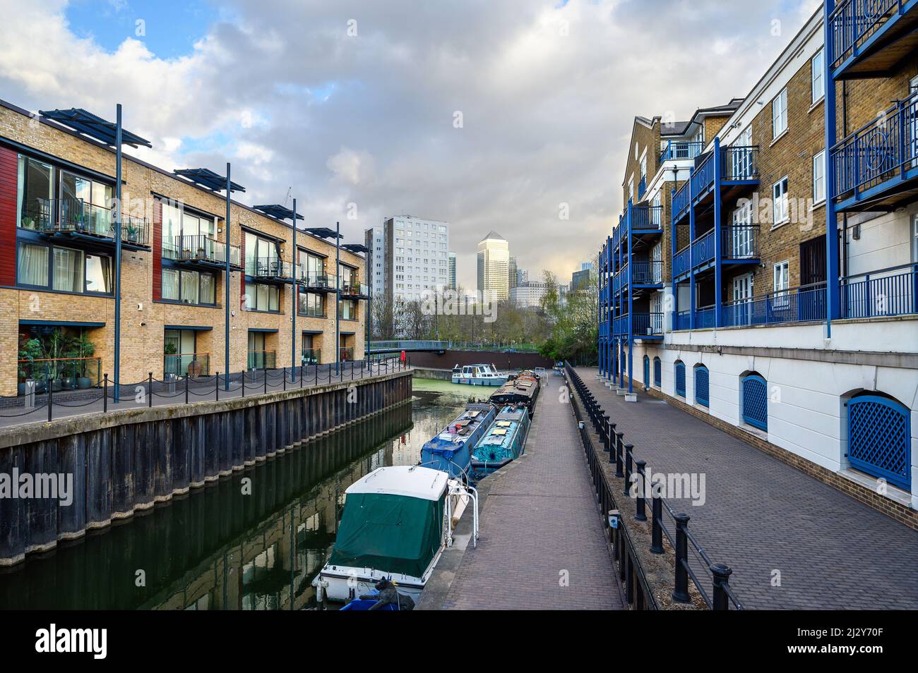 Limehouse, Londres, Royaume-Uni: Bateaux amarrés sur un canal près de Limehouse Basin, une marina dans la région des docklands de l'est de Londres. Banque D'Images