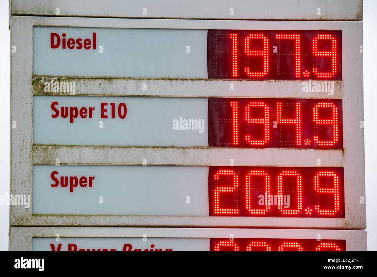 Grimmen, Allemagne. 04th avril 2022. Sur un tableau des prix dans une station-service, la différence de prix entre le diesel et l'essence n'est que de quelques centimes d'euro. Credit: Stefan Sauer/dpa/Alay Live News Banque D'Images