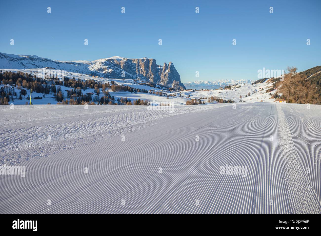 Pistes de ski sur le plateau près de Seiser Alm et Ortisei à Gröden aka Val Gardena, province autonome de Bolzano - Tyrol du Sud, Italie Banque D'Images