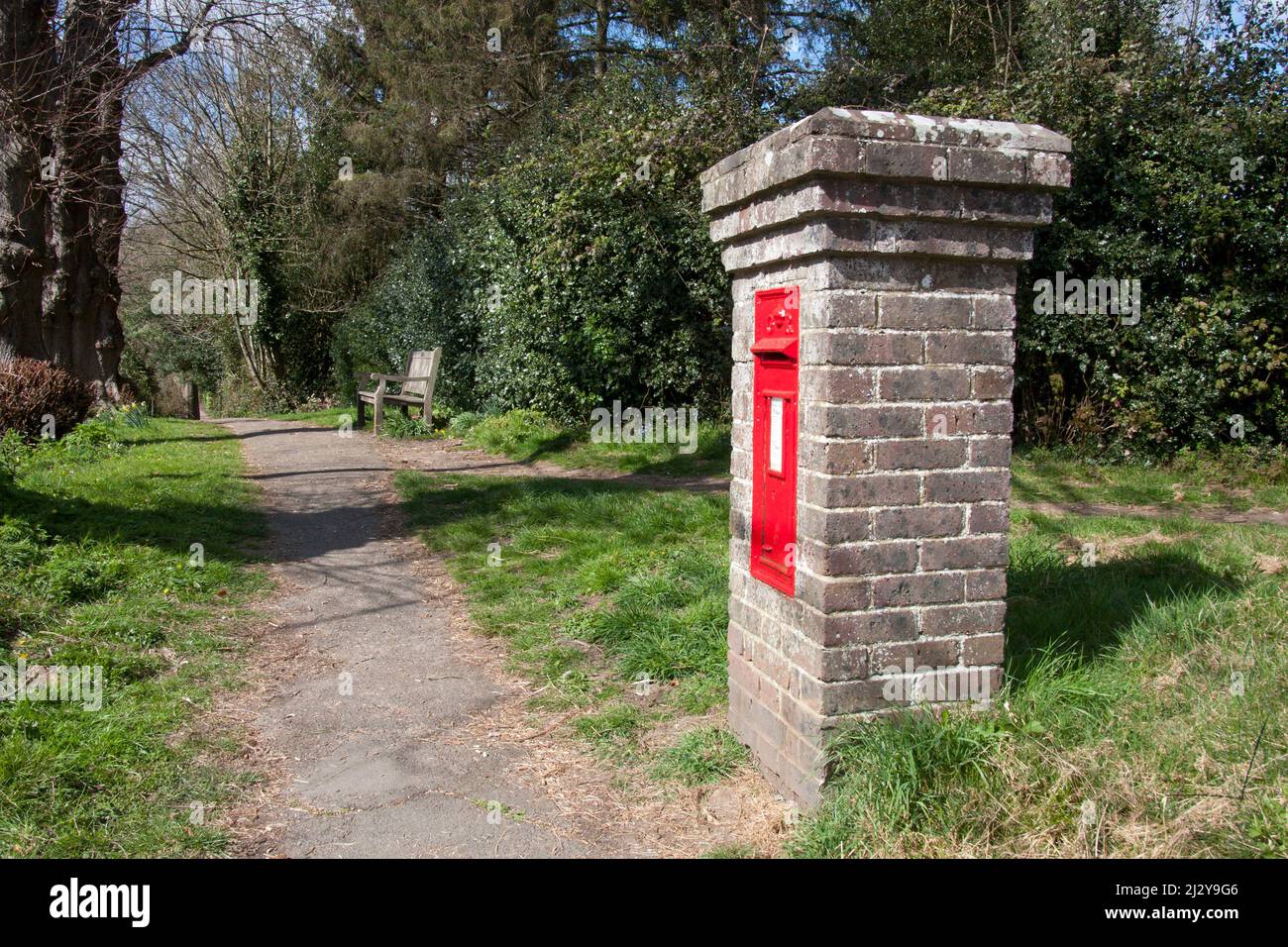 Boîte aux lettres géorgienne sur pilier en brique, Balcombe, West Sussex [RH17 144D] Banque D'Images