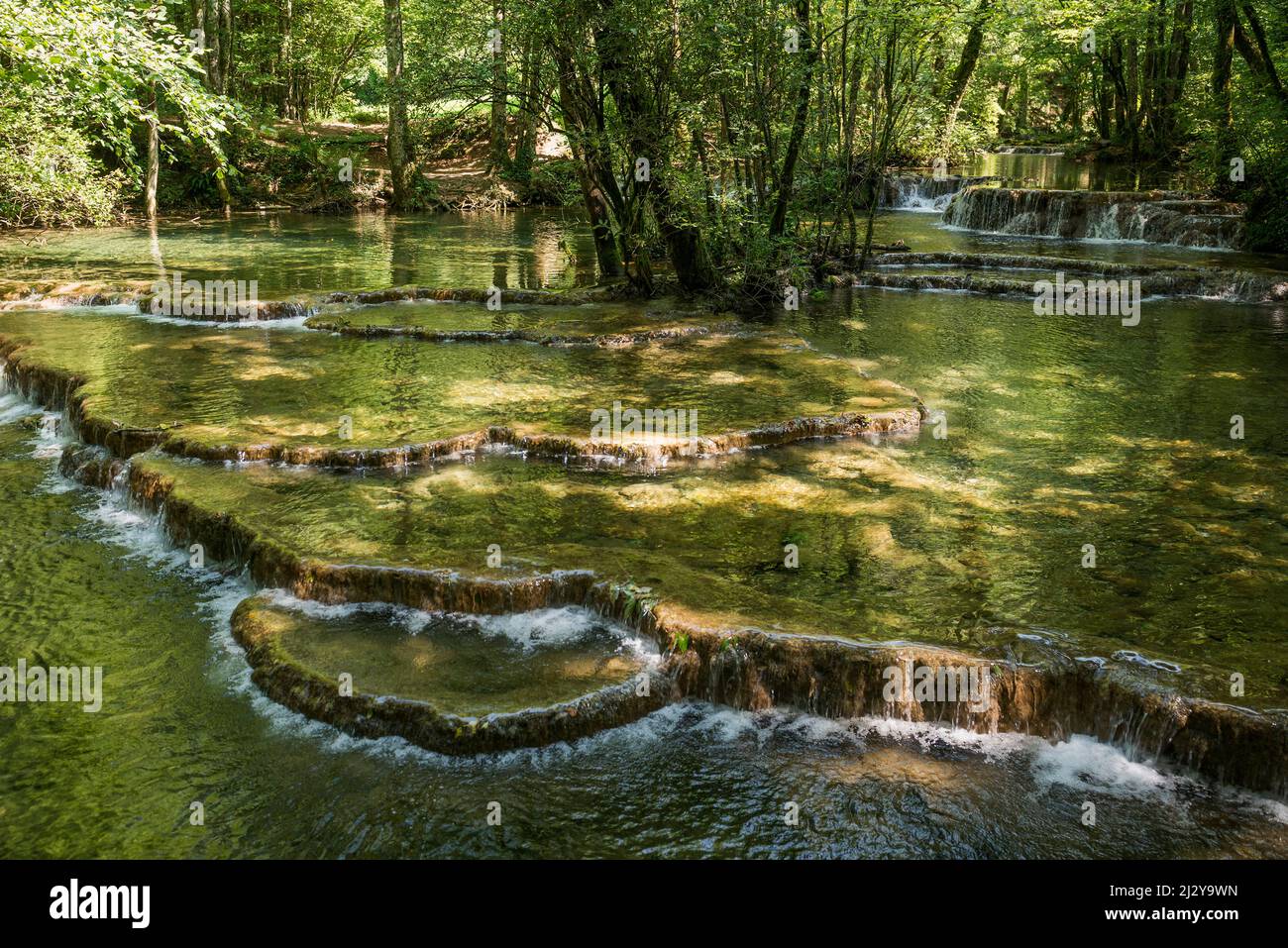 Terrasses de travertin, Cascade des Tufs, Arbois, Jura, Bourgogne-Franche-Comté, Région du Jura, France Banque D'Images