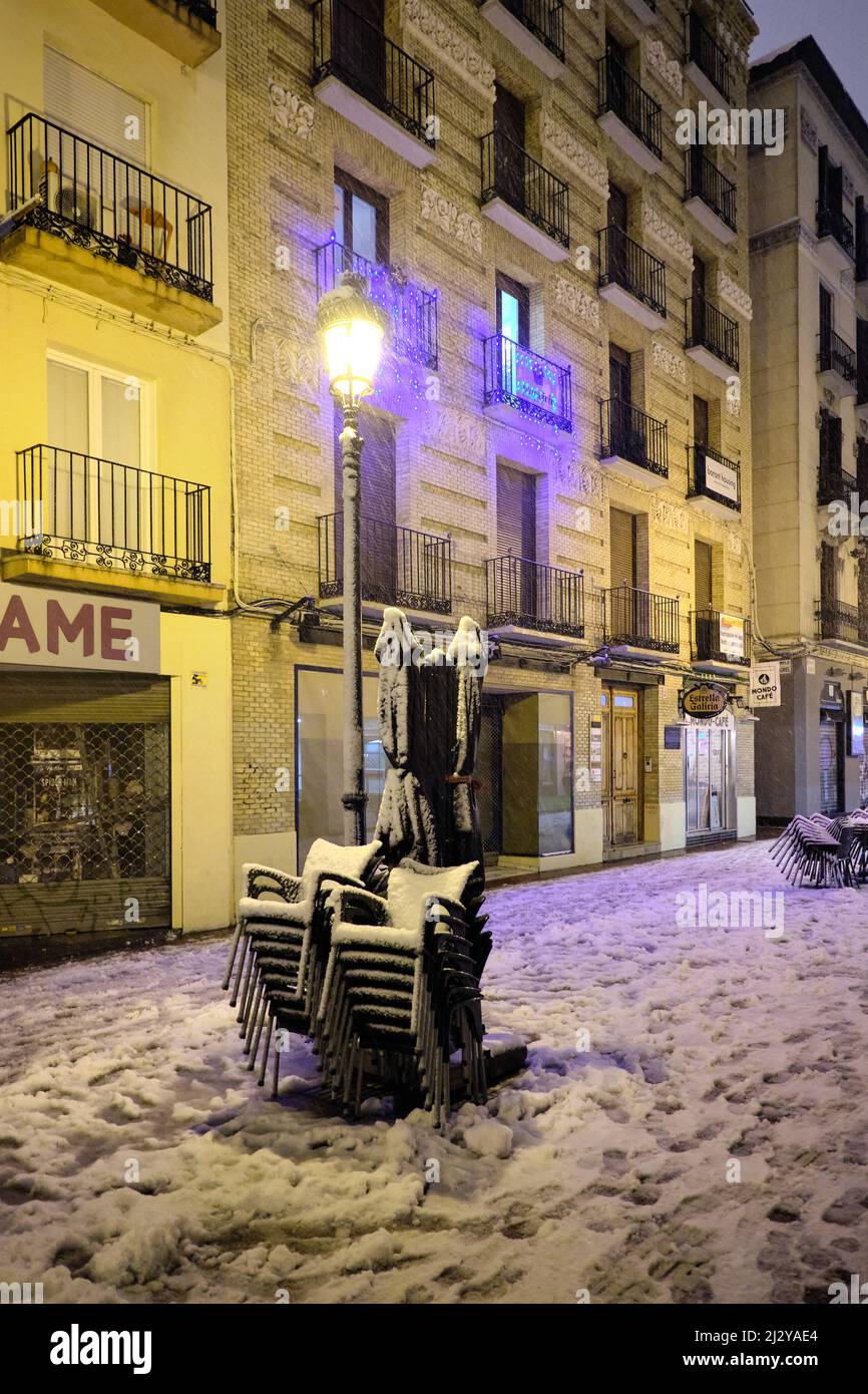 Image verticale d'une ville la nuit dans une tempête hivernale. Banque D'Images