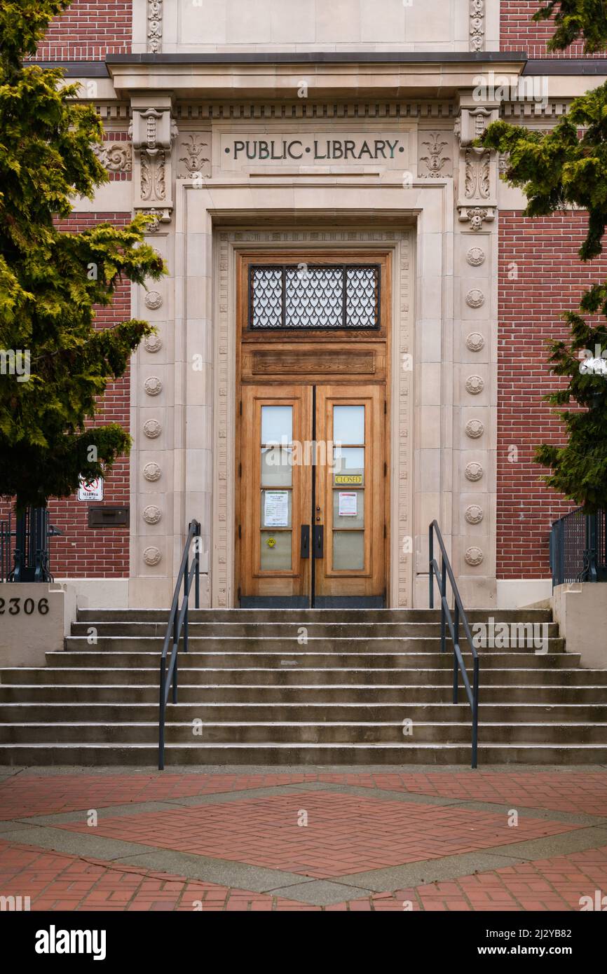 Seattle - 03 avril 2022; l'entrée de la succursale de la bibliothèque publique de Seattle à l'ouest de Seattle est située dans un édifice de la bibliothèque Carnegie Banque D'Images