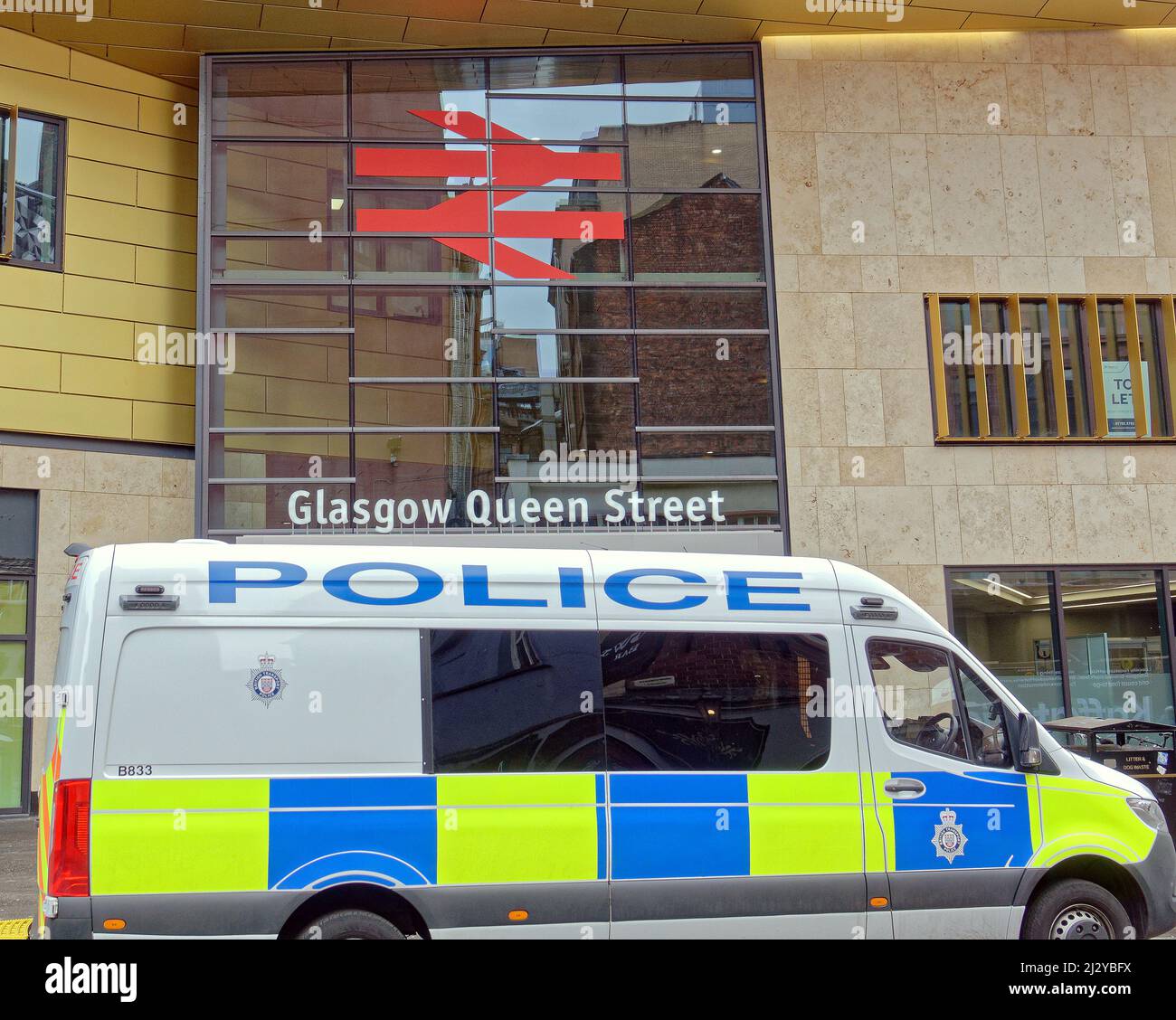 Glasgow, Écosse, Royaume-Uni 4th avril 2022. La Dystopia économique dans la grande rue de la vente au détail comme les magasins proches ou le recours à la vente pour rester ouvert comme les rues peu attrayantes ne font pas grand-chose pour attirer les acheteurs à eux alors que les familles ont du mal à fournir les bases. Crédit Gerard Ferry/Alay Live News Banque D'Images