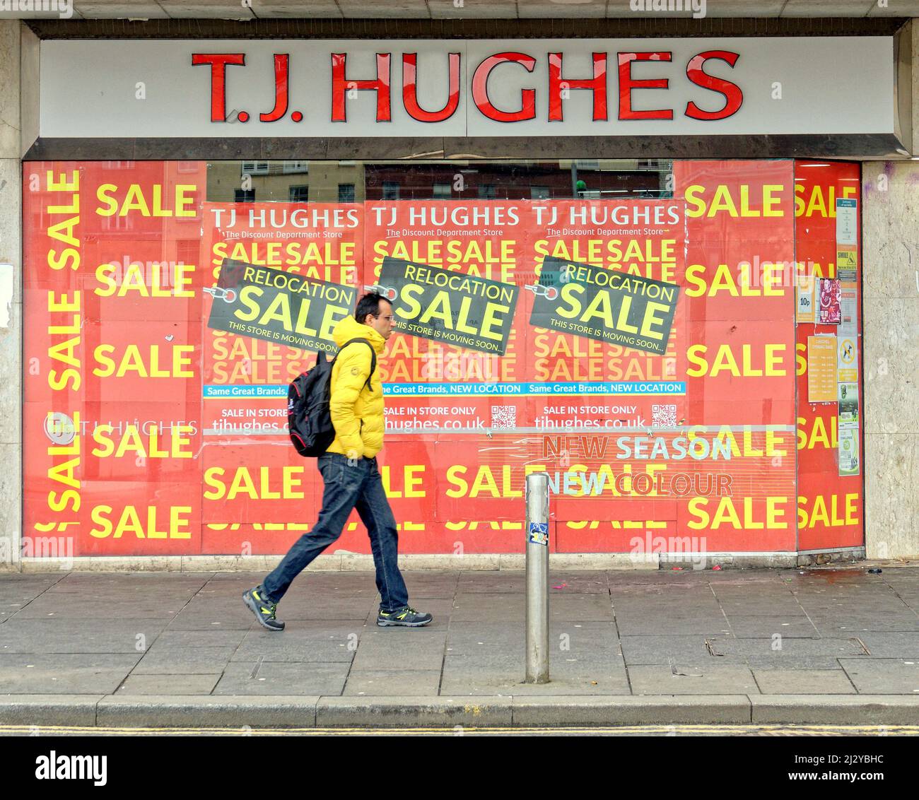 Glasgow, Écosse, Royaume-Uni 4th avril 2022. La Dystopia économique dans la grande rue de la vente au détail comme les magasins proches ou le recours à la vente pour rester ouvert comme les rues peu attrayantes ne font pas grand-chose pour attirer les acheteurs à eux alors que les familles ont du mal à fournir les bases. Argyle Street une fois que le mille d'or des boutiques de la ville a chuté dans une spirale de plus en plus de pourriture car le mauvais stationnement a perdu le tp hors des centres commerciaux de la ville. Crédit Gerard Ferry/Alay Live News Banque D'Images