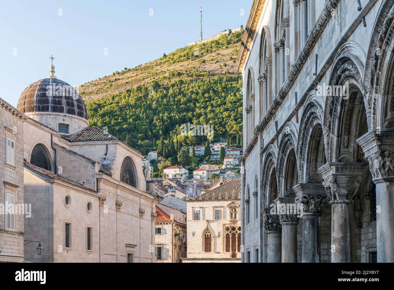 Vue sur le palais du Recteur et les 39 anciens bâtiments de la vieille ville de Dubrovnik, Dalmatie, Croatie. Banque D'Images